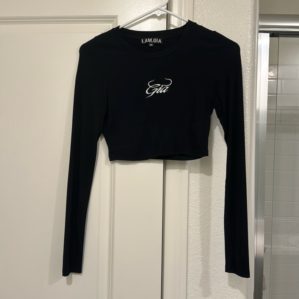 Black iamgia crop top